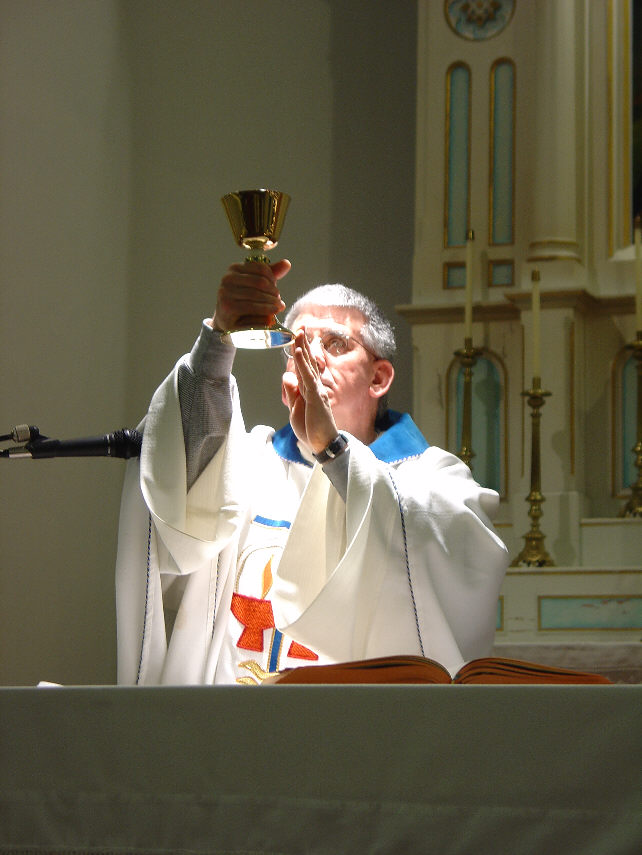 Fr_Mike_Chalice_1_11_06.jpg (80593 bytes)